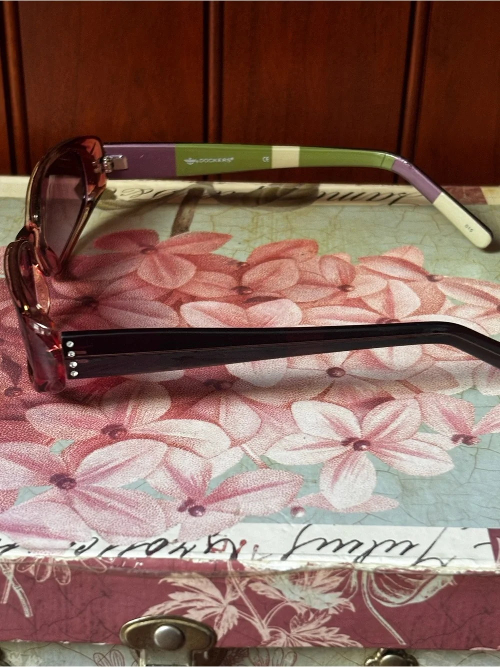 Women’s VTG Fashion Sunglasses in Pink toned by Dockers